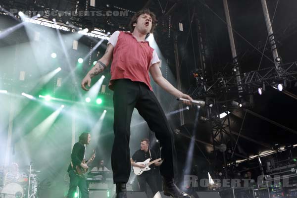 CAGE THE ELEPHANT - 2017-06-24 - PARIS - Hippodrome de Longchamp - Bagatelle - Matthew Ray Shultz - Donald Bradley Shultz Jr. - Jared Lloyd Champion - Nick Bockrath - Matthan Minster